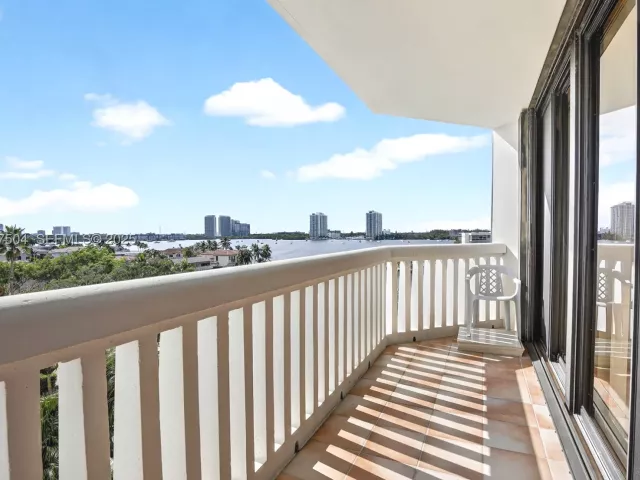 3-bedroom condo for sale in Aventura - 1000 Island Blvd 602 - MondialRealty