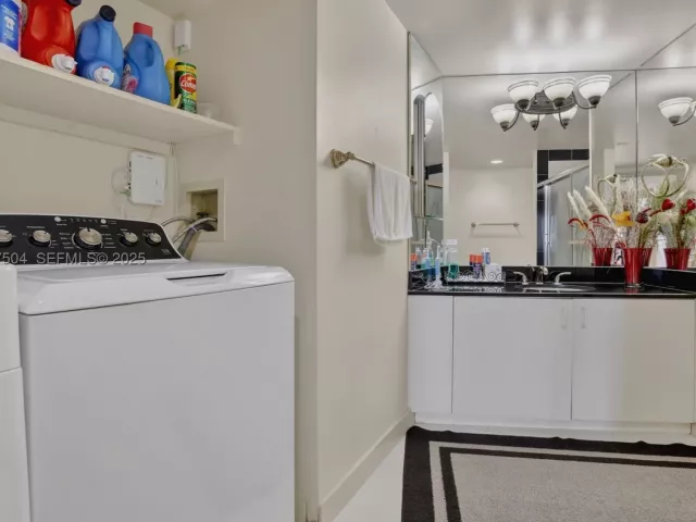 3-bedroom condo for sale in Aventura - 1000 Island Blvd 602 - MondialRealty