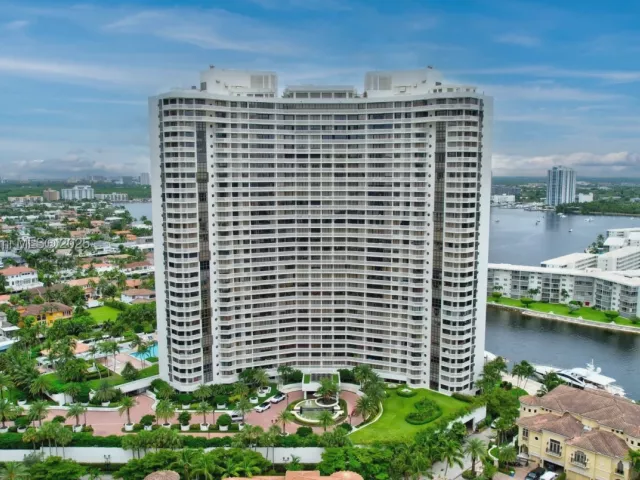3-bedroom condo for sale in Aventura - 1000 Island Blvd 602 - MondialRealty