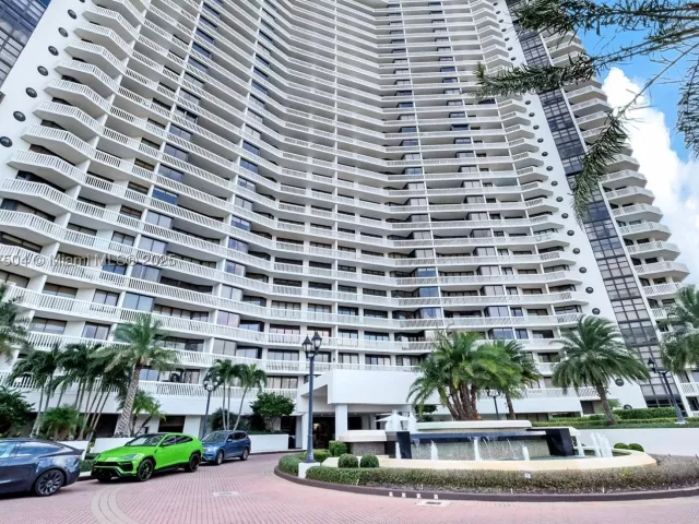 3-bedroom condo for sale in Aventura - 1000 Island Blvd 602 - MondialRealty