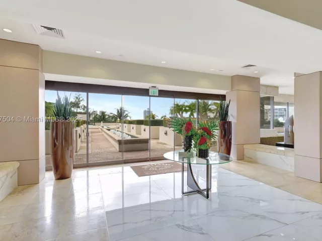 3-bedroom condo for sale in Aventura - 1000 Island Blvd 602 - MondialRealty