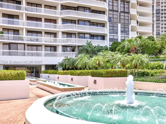 3-bedroom condo for sale in Aventura - 1000 Island Blvd 602 - MondialRealty