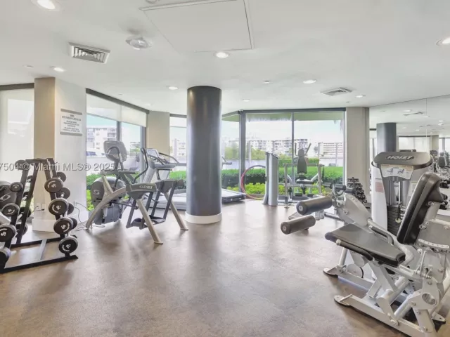 3-bedroom condo for sale in Aventura - 1000 Island Blvd 602 - MondialRealty