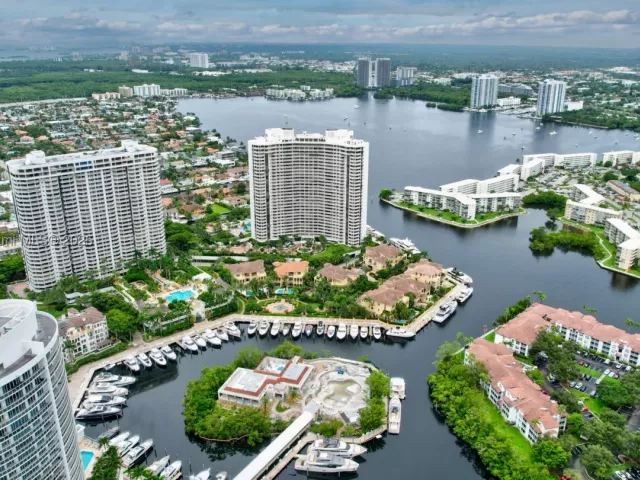 3-bedroom condo for sale in Aventura - 1000 Island Blvd 602 - MondialRealty