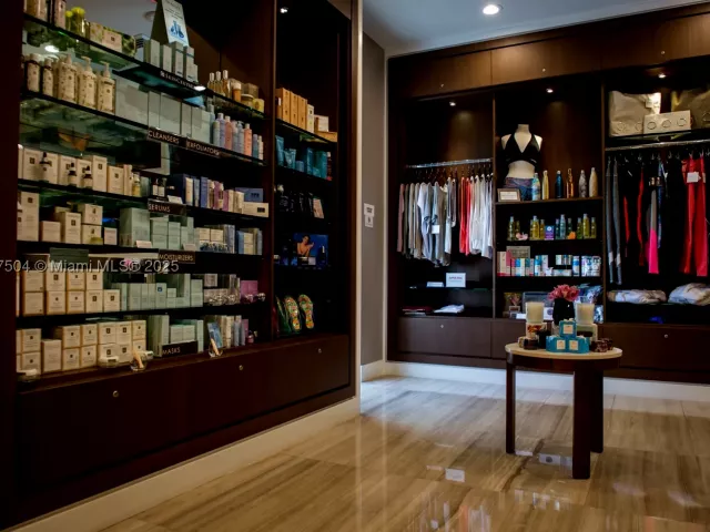 3-bedroom condo for sale in Aventura - 1000 Island Blvd 602 - MondialRealty