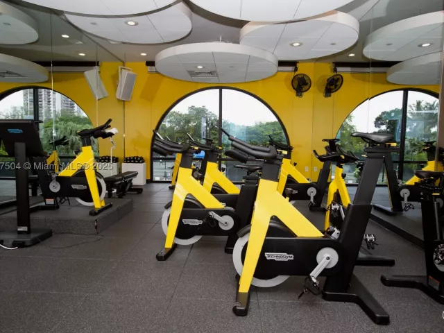 3-bedroom condo for sale in Aventura - 1000 Island Blvd 602 - MondialRealty