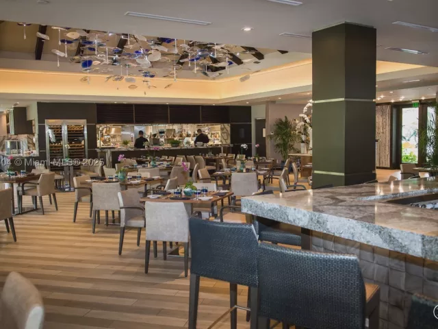3-bedroom condo for sale in Aventura - 1000 Island Blvd 602 - MondialRealty