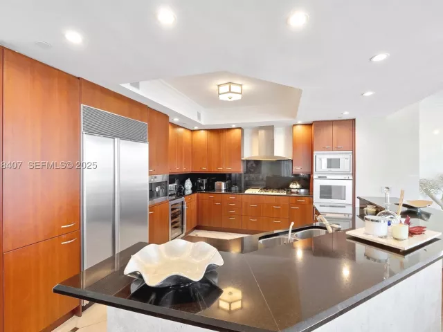 4-bedroom condo for sale in Aventura - 6000 Island Blvd 2406 - MondialRealty