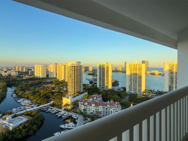 3-bedroom condo for sale in Aventura - 2000 Island Blvd 3004 - MondialRealty