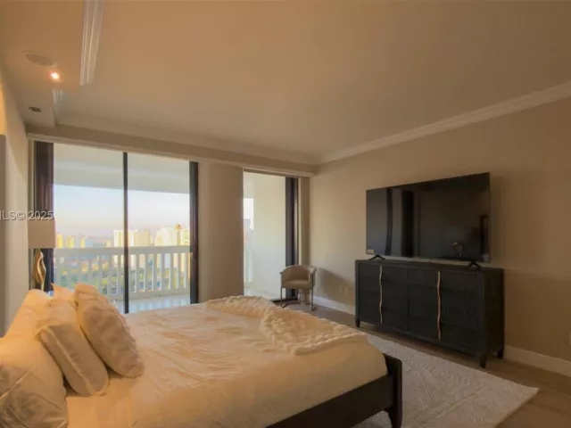 3-bedroom condo for sale in Aventura - 2000 Island Blvd 3004 - MondialRealty