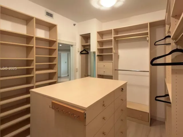 3-bedroom condo for sale in Aventura - 2000 Island Blvd 3004 - MondialRealty