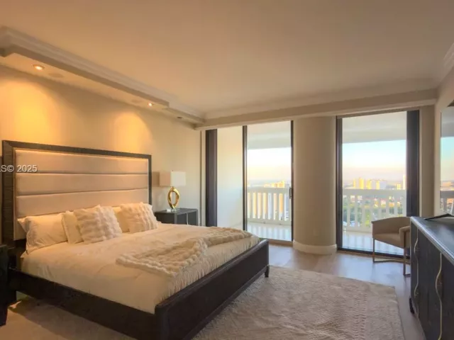 3-bedroom condo for sale in Aventura - 2000 Island Blvd 3004 - MondialRealty