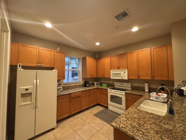 Home for rent at 1033 NE 17th Way 604 - photo 6820448