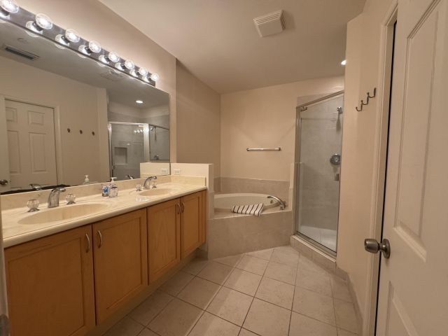 Home for rent at 1033 NE 17th Way 604 - photo 6820454