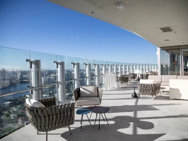 4-bedroom condo for sale in Sunny Isles Beach - 18501 Collins Ave 4903 - MondialRealty