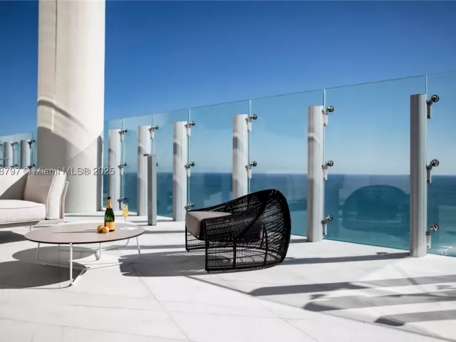 4-bedroom condo for sale in Sunny Isles Beach - 18501 Collins Ave 4903 - MondialRealty