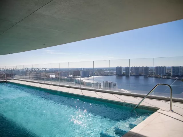 4-bedroom condo for sale in Sunny Isles Beach - 18501 Collins Ave 4903 - MondialRealty