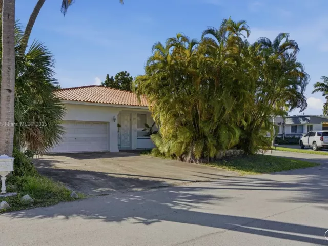 3-bedroom home for sale in Sunny Isles Beach - 272 191st Ter - MondialRealty