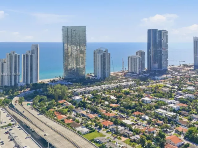 3-bedroom home for sale in Sunny Isles Beach - 272 191st Ter - MondialRealty
