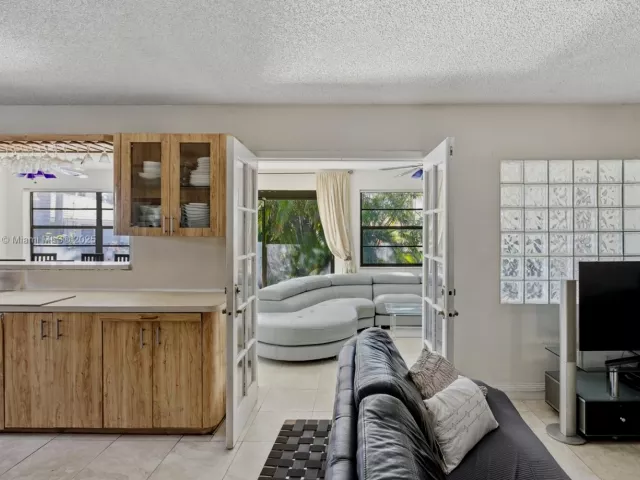 3-bedroom home for sale in Sunny Isles Beach - 272 191st Ter - MondialRealty