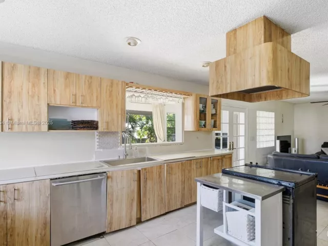 3-bedroom home for sale in Sunny Isles Beach - 272 191st Ter - MondialRealty