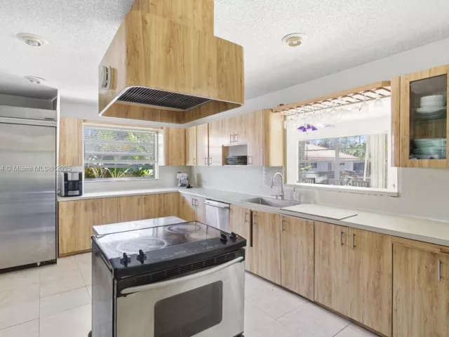 3-bedroom home for sale in Sunny Isles Beach - 272 191st Ter - MondialRealty