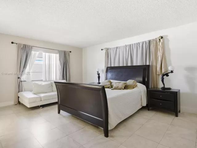 3-bedroom home for sale in Sunny Isles Beach - 272 191st Ter - MondialRealty