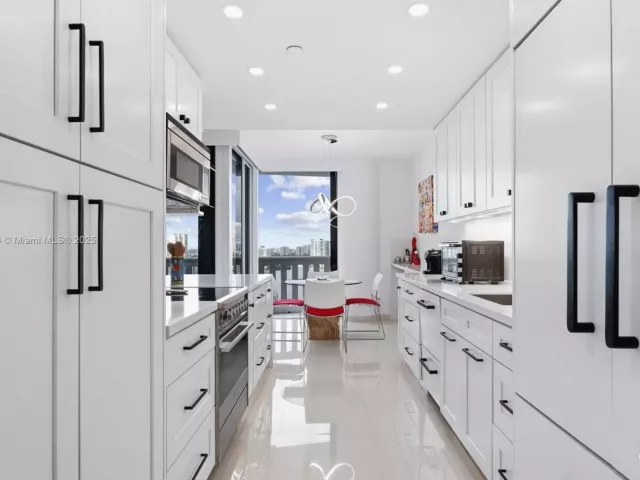 2-bedroom condo for sale in Aventura - 3000 Island Blvd 2404 - MondialRealty