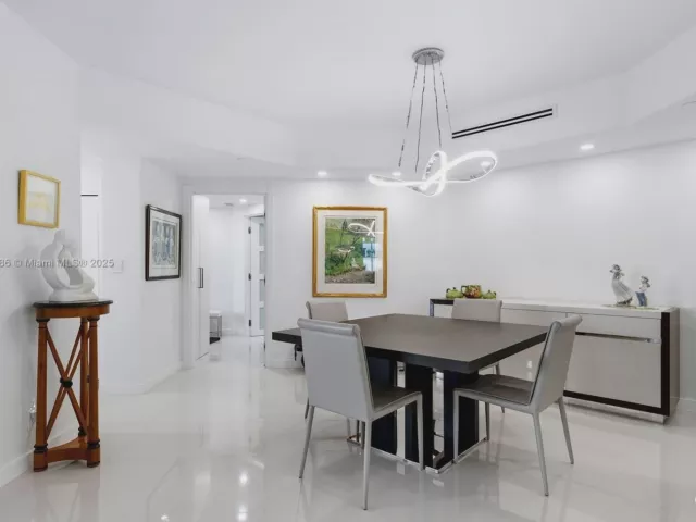 2-bedroom condo for sale in Aventura - 3000 Island Blvd 2404 - MondialRealty