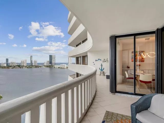 2-bedroom condo for sale in Aventura - 3000 Island Blvd 2404 - MondialRealty
