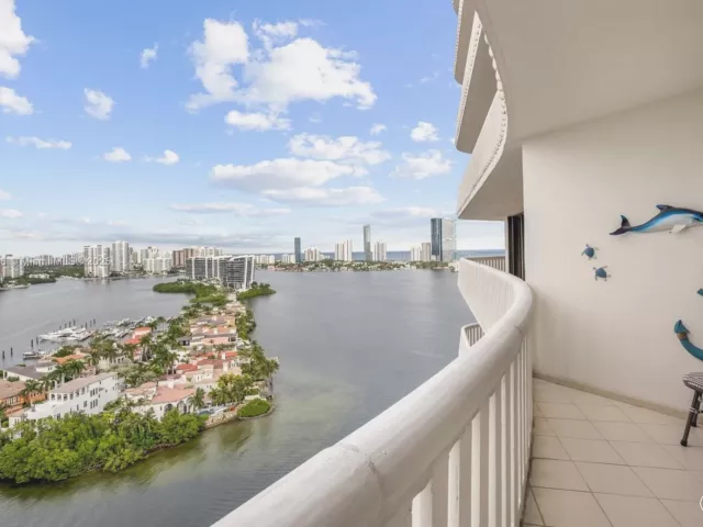 2-bedroom condo for sale in Aventura - 3000 Island Blvd 2404 - MondialRealty