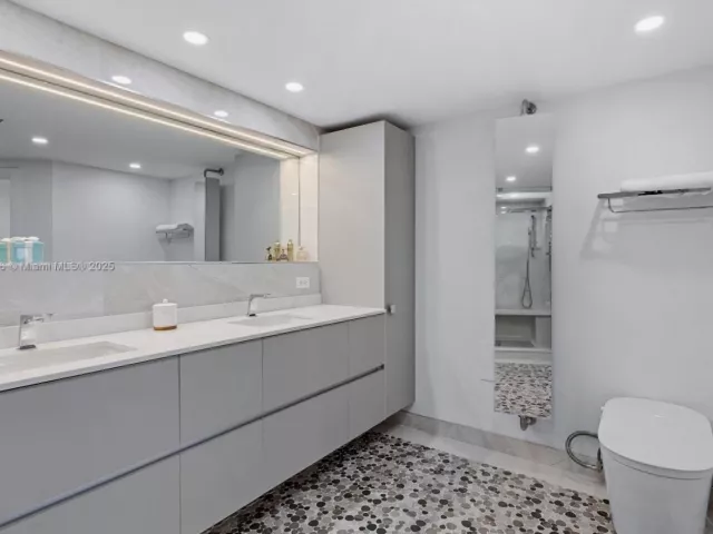 2-bedroom condo for sale in Aventura - 3000 Island Blvd 2404 - MondialRealty