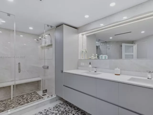 2-bedroom condo for sale in Aventura - 3000 Island Blvd 2404 - MondialRealty