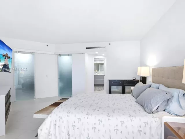 2-bedroom condo for sale in Aventura - 3000 Island Blvd 2404 - MondialRealty