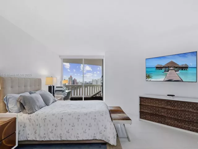 2-bedroom condo for sale in Aventura - 3000 Island Blvd 2404 - MondialRealty