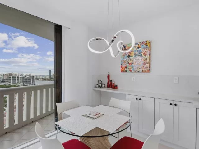 2-bedroom condo for sale in Aventura - 3000 Island Blvd 2404 - MondialRealty