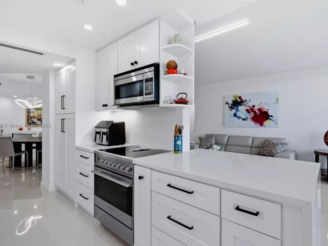 2-bedroom condo for sale in Aventura - 3000 Island Blvd 2404 - MondialRealty