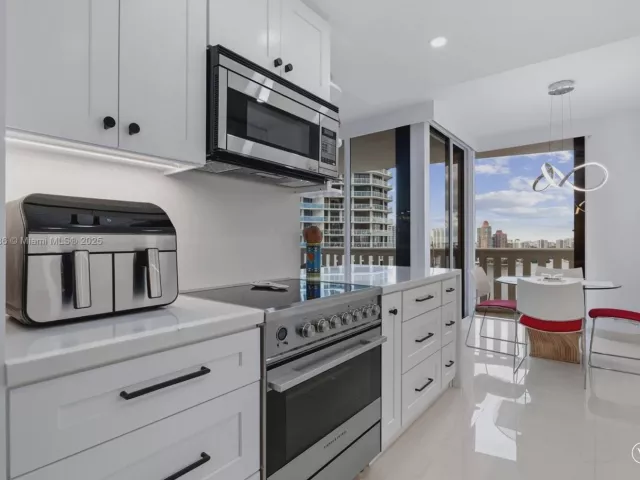 2-bedroom condo for sale in Aventura - 3000 Island Blvd 2404 - MondialRealty