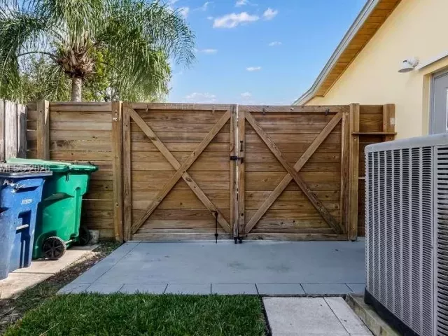 3-bedroom home for sale in Cooper City - 4903 SW 90th Ter - MondialRealty