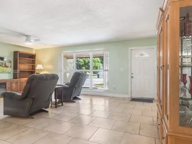 3-bedroom home for sale in Cooper City - 4903 SW 90th Ter - MondialRealty