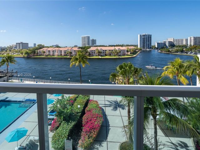 2-bedroom condo for sale in Hollywood - 3800 S Ocean Dr 306 - MondialRealty