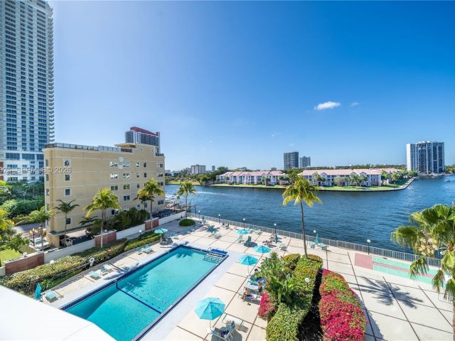 2-bedroom condo for sale in Hollywood - 3800 S Ocean Dr 306 - MondialRealty
