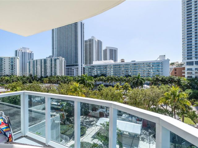 2-bedroom condo for sale in Hollywood - 3800 S Ocean Dr 306 - MondialRealty