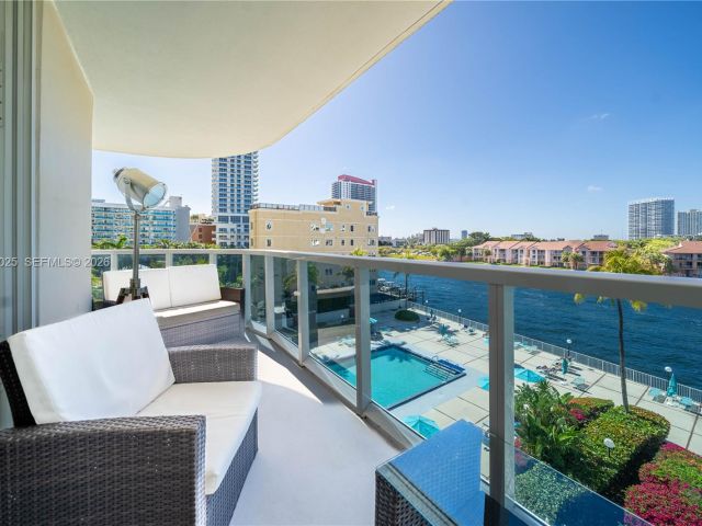 2-bedroom condo for sale in Hollywood - 3800 S Ocean Dr 306 - MondialRealty