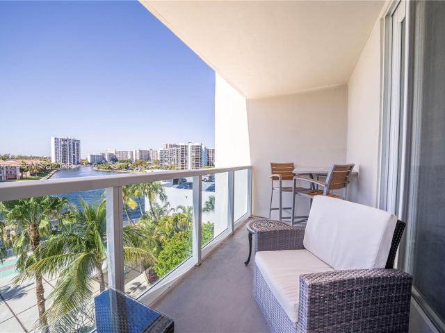 2-bedroom condo for sale in Hollywood - 3800 S Ocean Dr 306 - MondialRealty