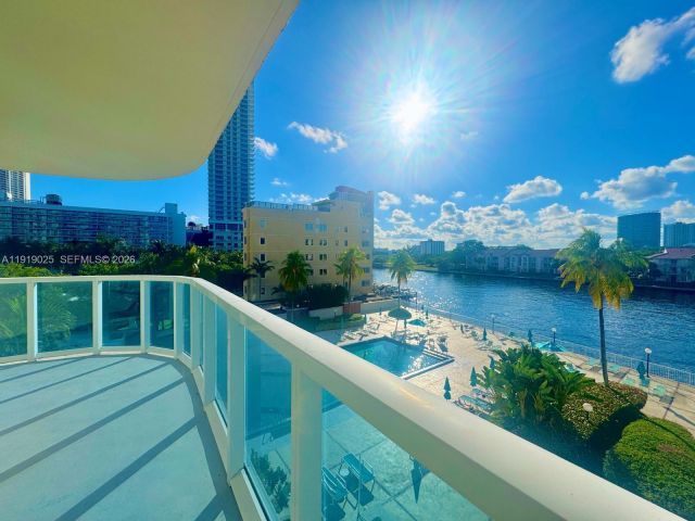 2-bedroom condo for sale in Hollywood - 3800 S Ocean Dr 306 - MondialRealty