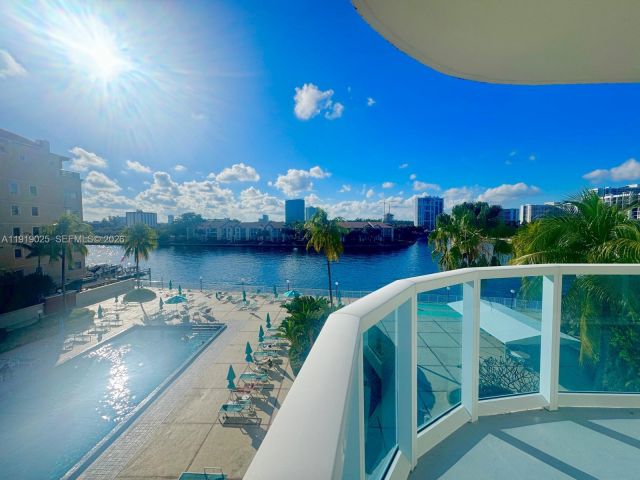 2-bedroom condo for sale in Hollywood - 3800 S Ocean Dr 306 - MondialRealty