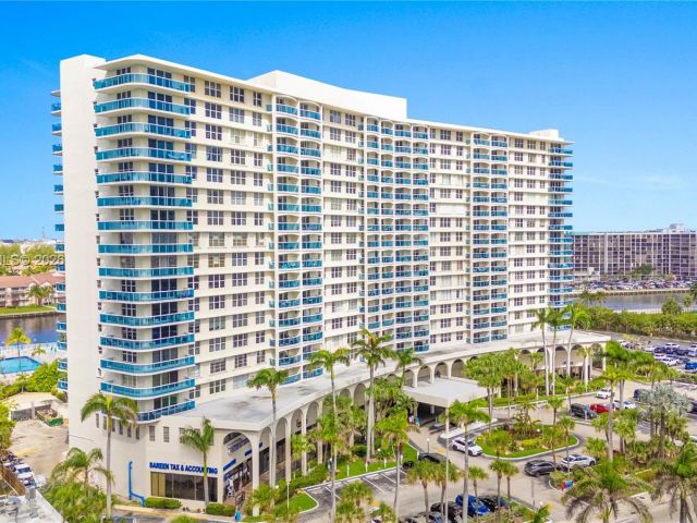 2-bedroom condo for sale in Hollywood - 3800 S Ocean Dr 306 - MondialRealty