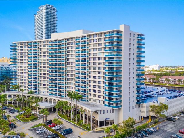 2-bedroom condo for sale in Hollywood - 3800 S Ocean Dr 306 - MondialRealty