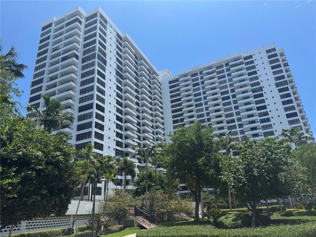 1-bedroom condo for sale in Hallandale Beach - 2500 Parkview Dr 1109 - MondialRealty